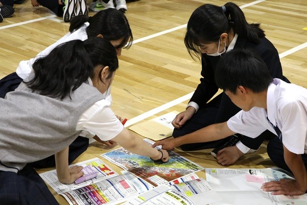 ハザードマップを見る生徒