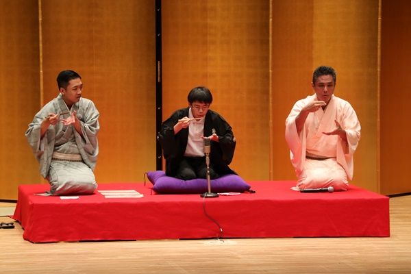 そばをすする所作を体験する生徒