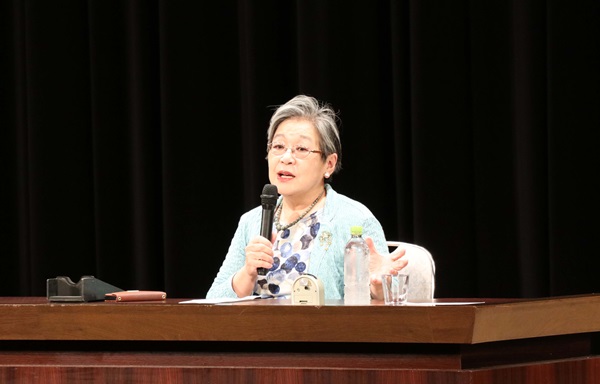 講師の荻原博子さん