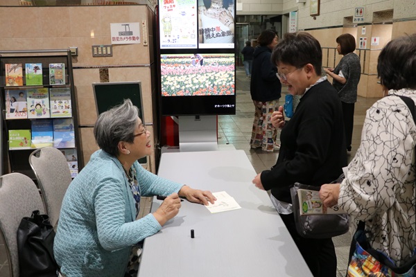 講演の後にはサイン会も開かれました