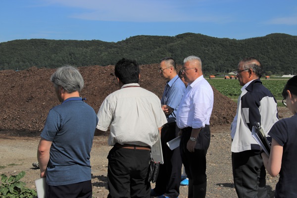 作物の生育状況の説明を受ける様子
