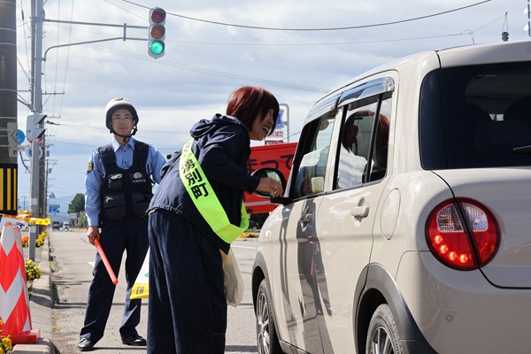 安全運転を呼びかける様子