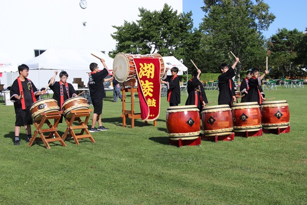芭露学園の湖陵太鼓演奏
