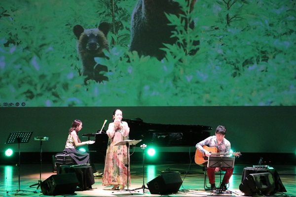 ヒグマの腕の骨から製作された笛での演奏