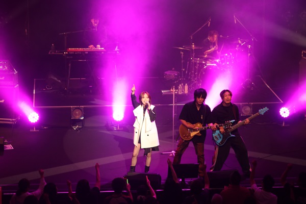ライブ中の相川七瀬さん1