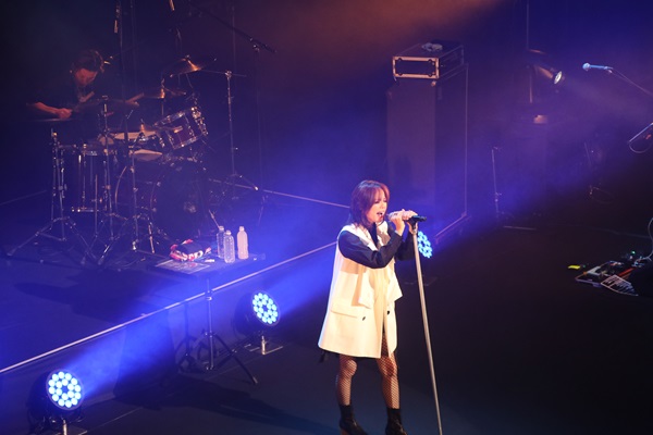 ライブ中の相川七瀬さん2