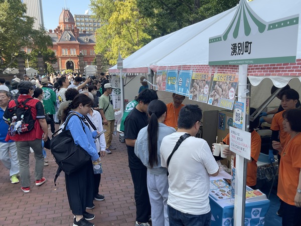 湧別町のブース。奥に見えるのは赤レンガ庁舎