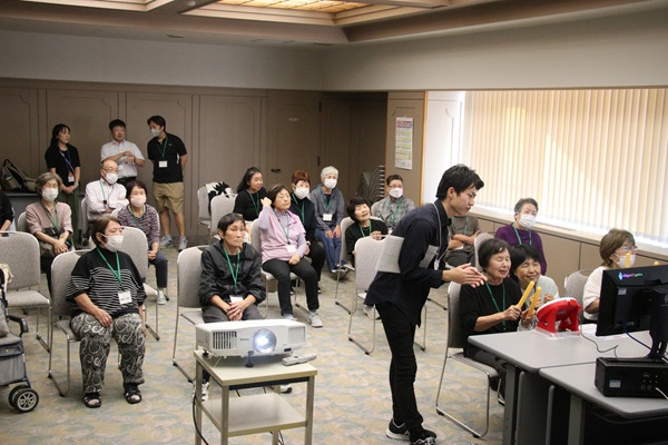 NTTe－Sportsスタッフがルール説明をする様子