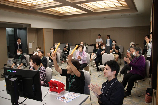 レクリエーションを楽しんでいる参加者たち