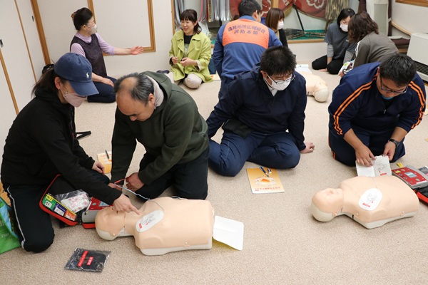 2人1組で心肺蘇生を行う練習