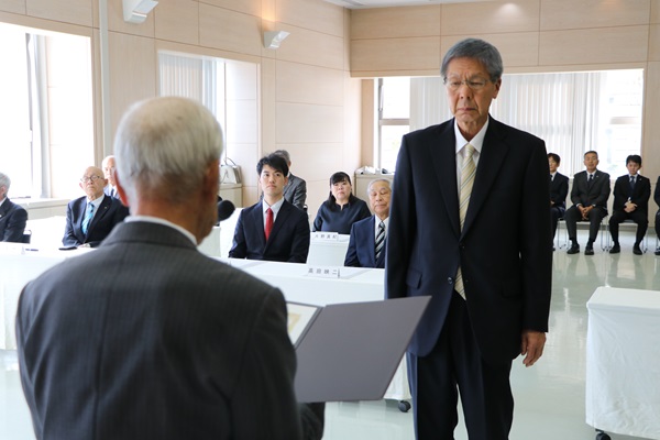当選証書を受け取る当選人