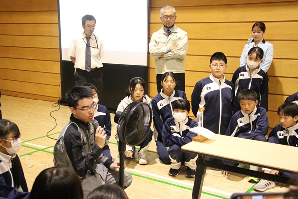 航空機の翼を模した模型を用いて解説する様子