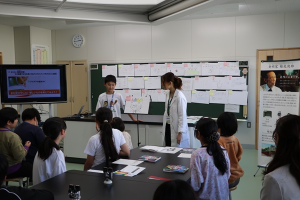 アイデアを発表している様子