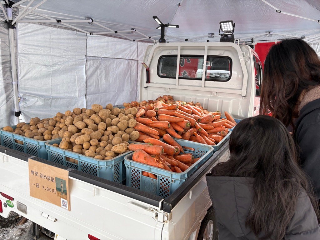 軽トラックの荷台いっぱいに積まれた野菜