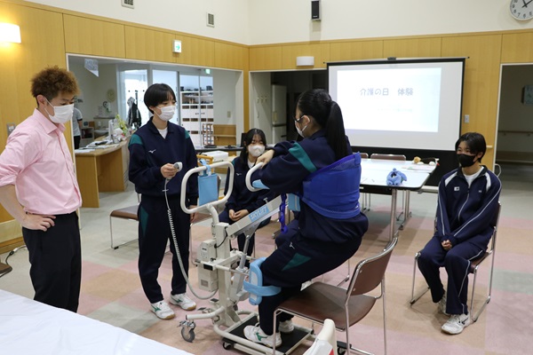 介護ロボットの操作を体験する生徒たち