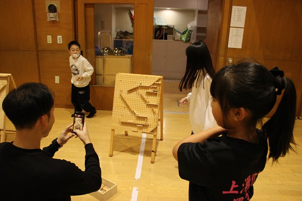 崎川哲一さんにピタゴラスの動画を撮ってもらう様子