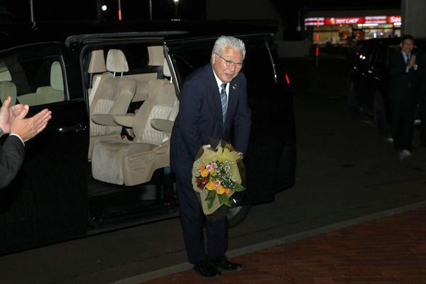 玄関前に詰めかけた職員に礼をする刈田町長