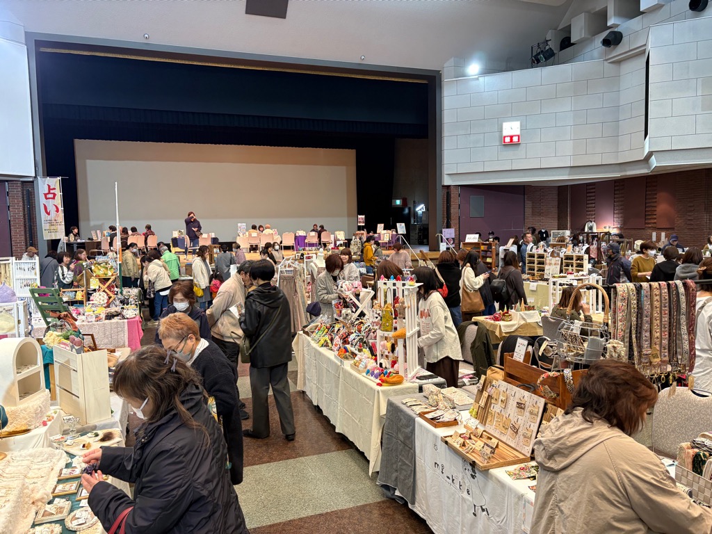 多くの来場者で賑わう会場