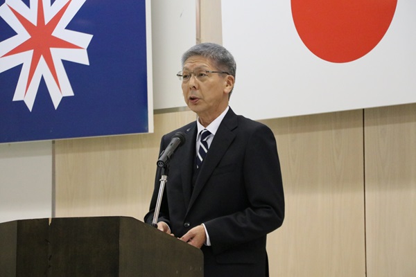 就任式で訓示を述べる加藤町長