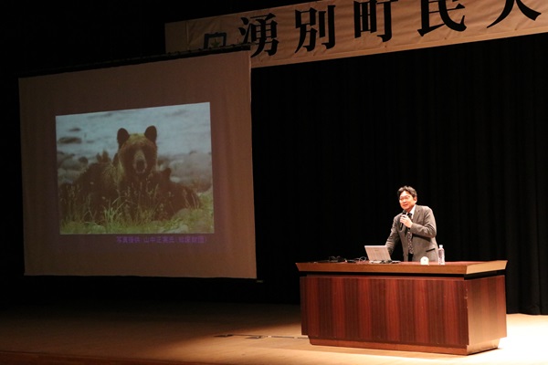 ヒグマの生態を説明する坪田教授