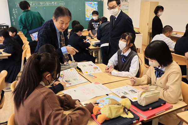 グループワークで観光で訪れる人が何を求めているか話し合いました