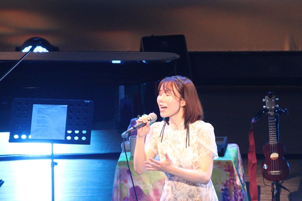 半﨑美子さんが歌う様子