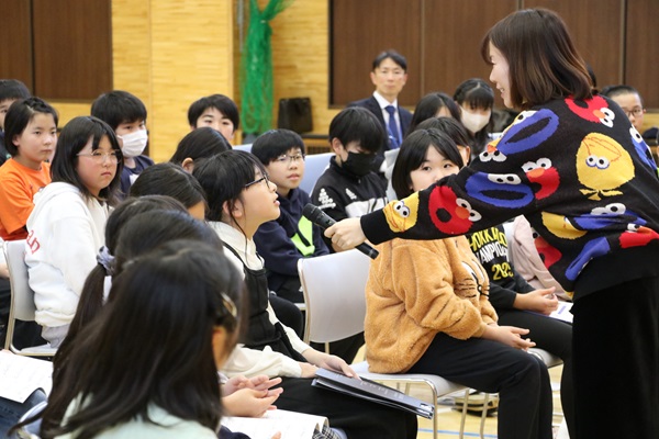 半﨑さんの質問に答える児童