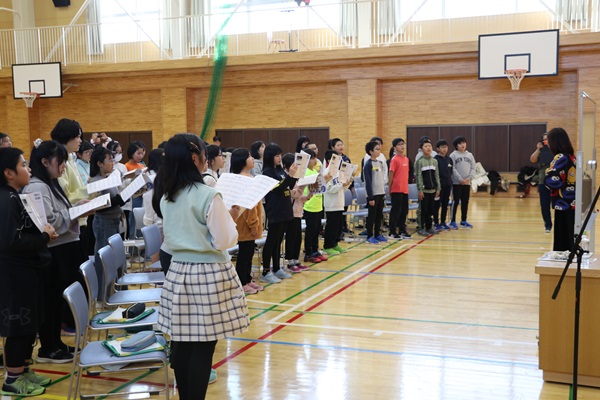 合唱する児童たち