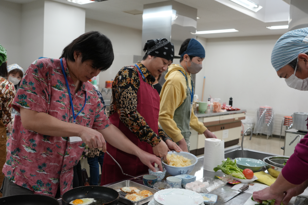 参加者に料理を教えるルギ隊員