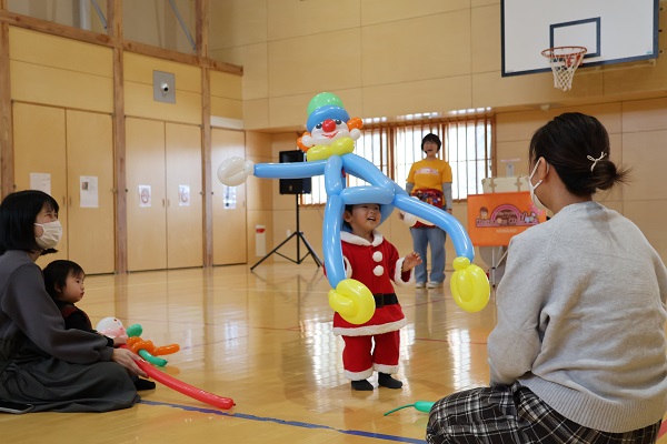 ピエロの風船で遊ぶ子ども