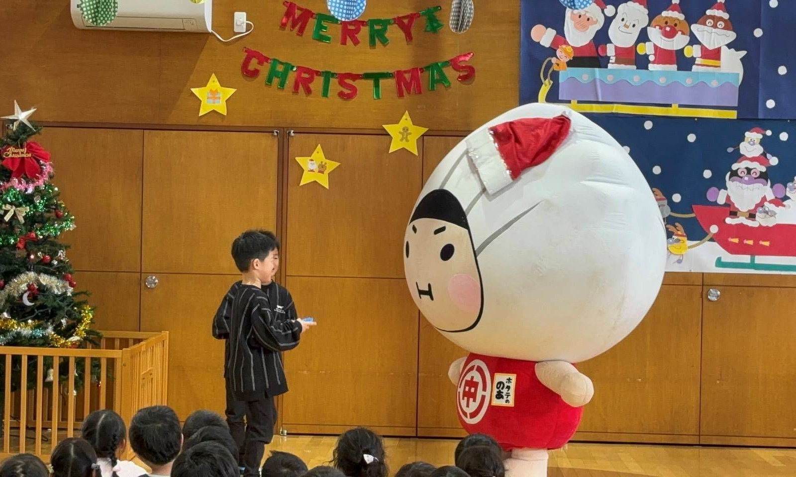 園児からの手紙を受け取るホタテのノア