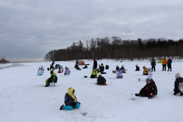 氷下釣りをする塾生たち-1