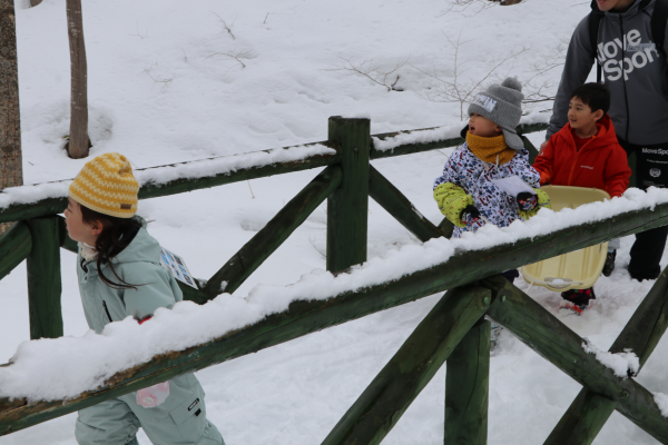 真っ白な景色を楽しむ子どもたち