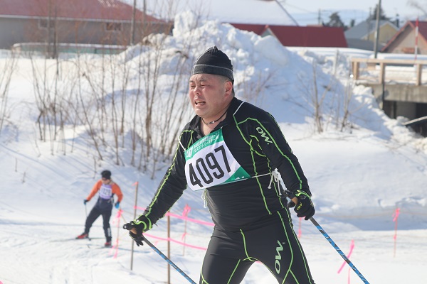 汗をかきながら力走する選手