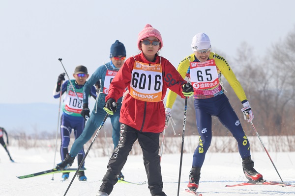 まっすぐ前を見て滑る女の子