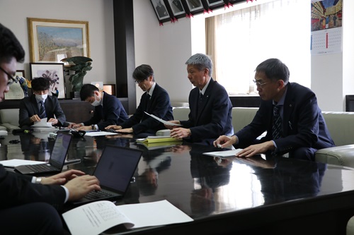 予算案を発表する加藤町長の写真