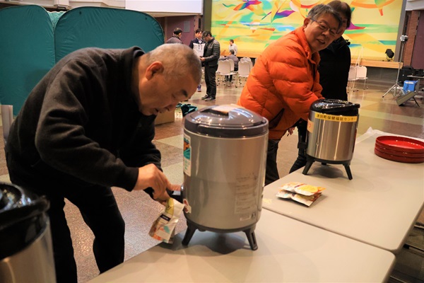 非常食を試作している様子