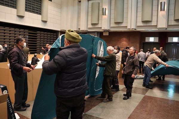 パーテーション組み立ての様子