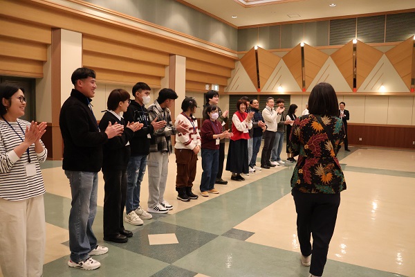 誕生日順に並ぶ様子