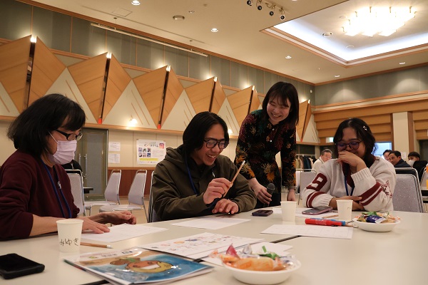 和気あいあいと話す様子