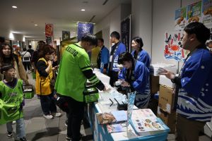 ホタテ浜焼き及びホタテのカレーパンを販売