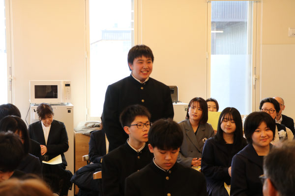 自家紹介する新入生