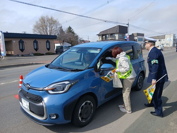交通安全を呼びかける様子