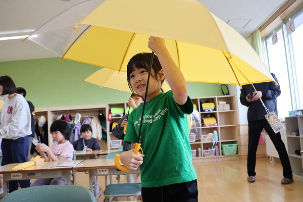 傘を開く女の子