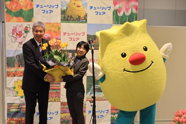 鉢植えのチューリップ贈呈