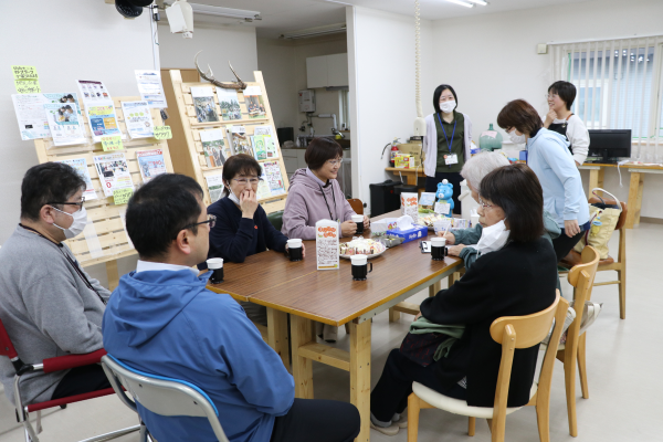 テーブルを囲み談笑する参加者