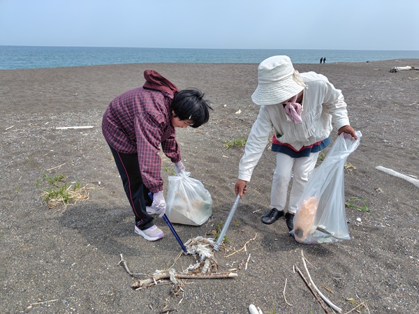 三里浜海岸のゴミ拾い