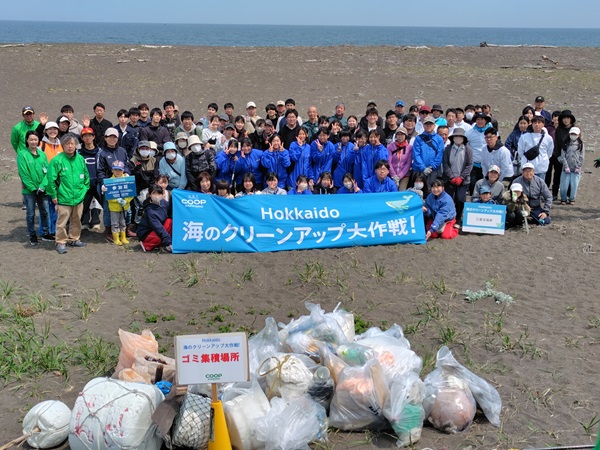 三里浜海岸のゴミ拾い