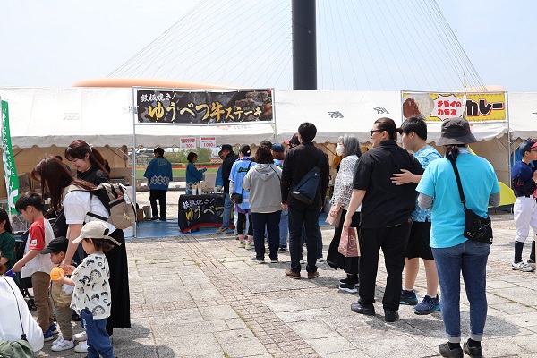 湧別牛ステーキに並ぶお客さん