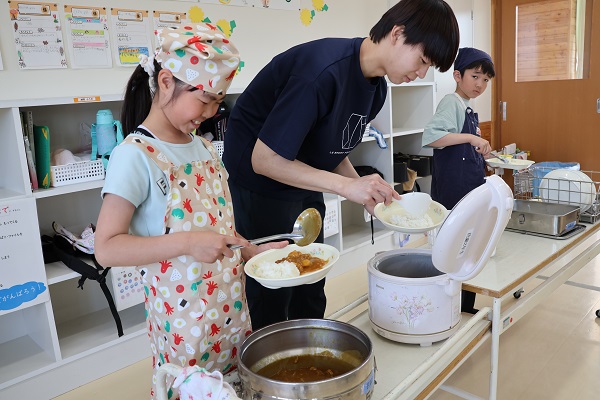 カレーをよそう子ども